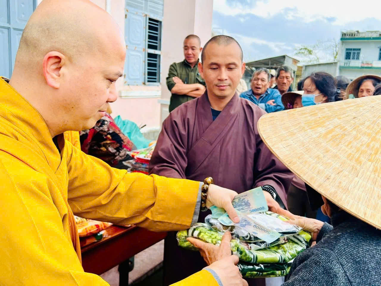 Phật Giáo Gia Lai chia sẻ các phần quà đến đồng bào khó khăn vùng lũ lụt.